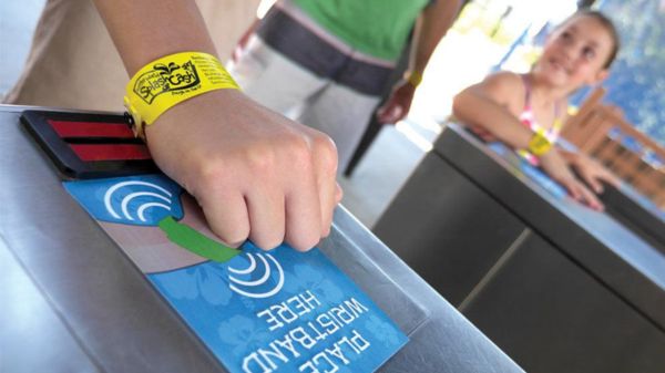 Vòng đeo tay RFID thụ động dùng để kiểm soát ra vào tại các khu vui chơi