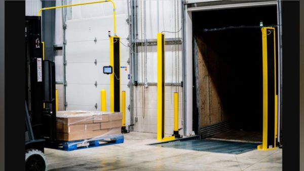 Bố trí anten UHF RFID tại cổng kho để tạo vùng đọc và nhận diện hàng hóa khi qua cửa