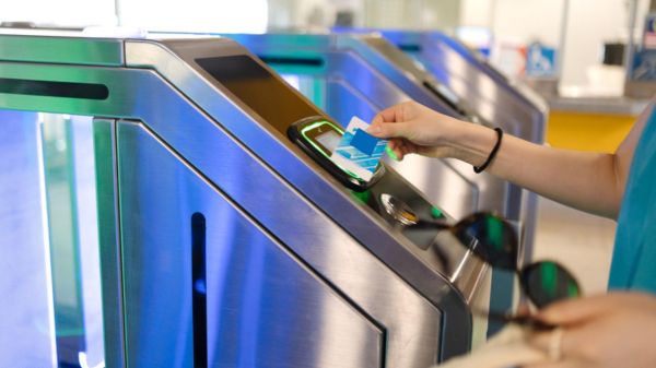 Ứng dụng của RFID trong kiểm soát hành khách tại cổng metro
