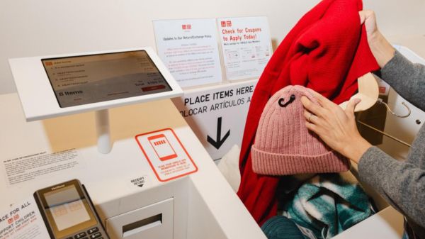 Hệ thống thanh toán tự động của UNIQLO sử dụng RFID để nhận diện đồng thời nhiều sản phẩm
