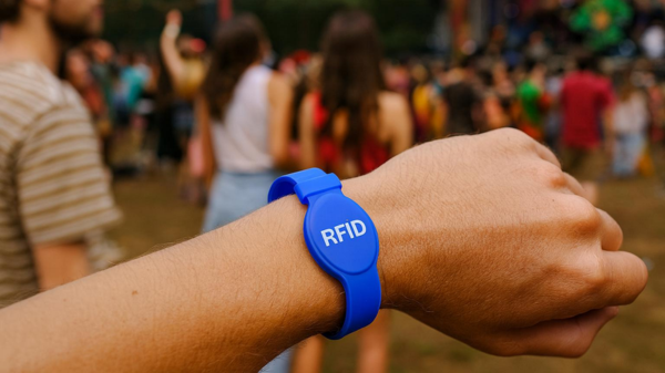 Vòng tay RFID silicone cho phép kiểm soát ra vào bằng cách chạm vòng tay vào đầu đọc RFID.