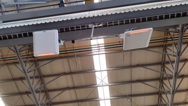 Ăng-ten panel UHF RFID kết nối với đầu đọc cố định trong kho