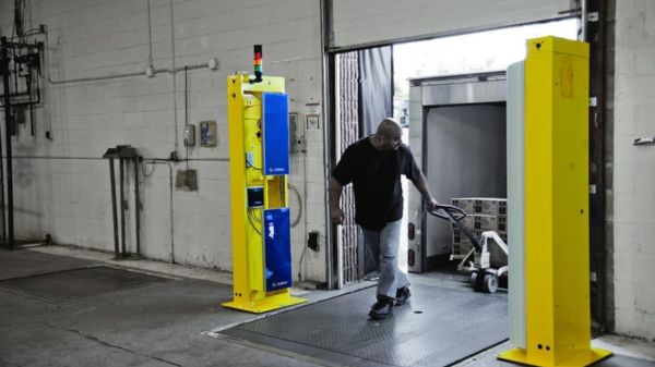 Cổng RFID UHF tự động nhận diện pallet khi xe nâng di chuyển qua khu vực dock.