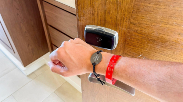 So sánh vòng tay RFID dual-frequency in logo theo yêu cầu với wristband RFID HF silicone tiêu chuẩn
