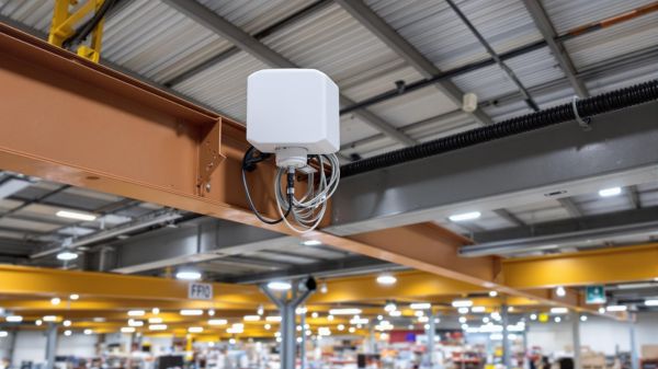 Ăng-ten đầu đọc UHF RFID dạng panel trong hệ thống RFID