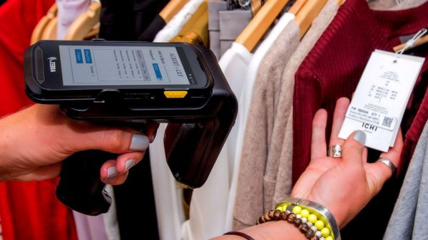 RFID UHF giúp kiểm kê quần áo nhanh và chính xác.