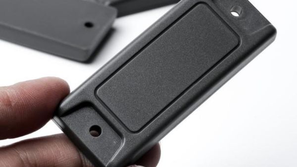 Thẻ RFID on-metal vỏ ABS có cấu trúc chuyên dụng để lắp trực tiếp lên bề mặt kim loại