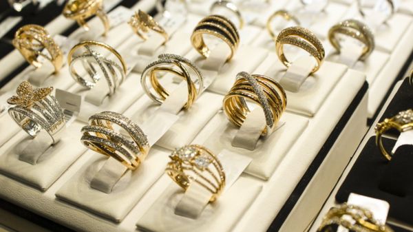 Nên mua một lô nhỏ để thử trên khay, tủ kính và sản phẩm thật, rồi mới triển khai toàn bộ cửa hàng.